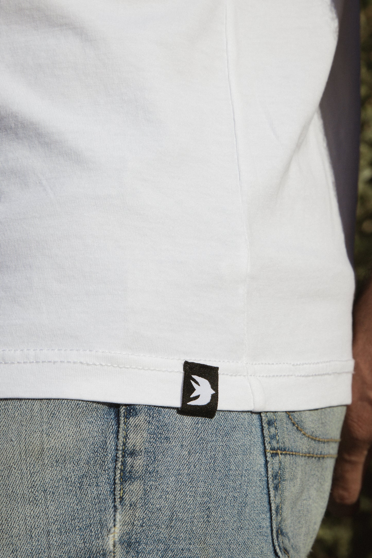Soberano-es: Camisetas Cristianas: El Nunca Te Abandonará Camiseta en blanco con la mano de Dios rescatando de ahogarse - Isaías 43:2