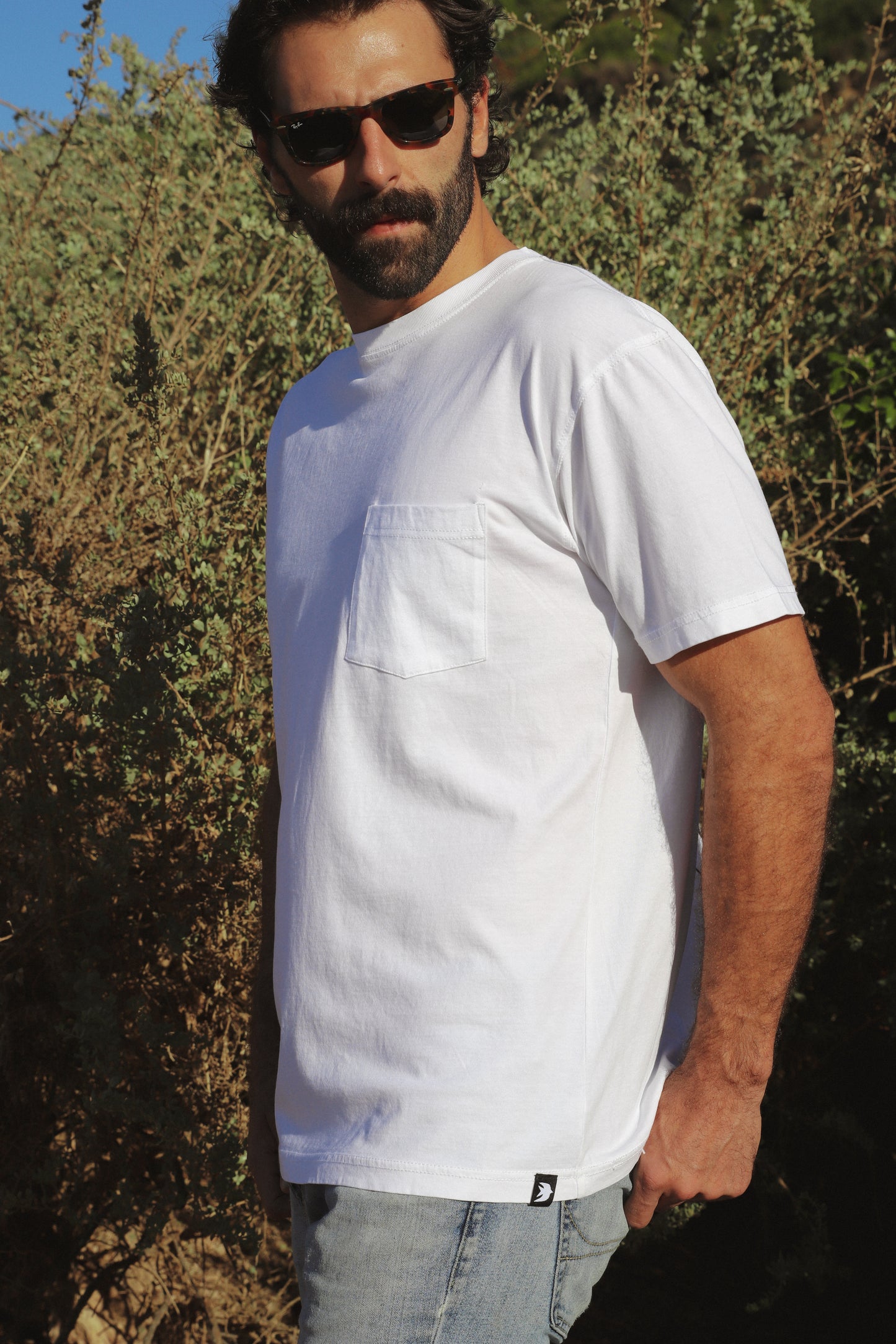 Soberano-es: Camisetas Cristianas: El Nunca Te Abandonará Camiseta en blanco con la mano de Dios rescatando de ahogarse - Isaías 43:2