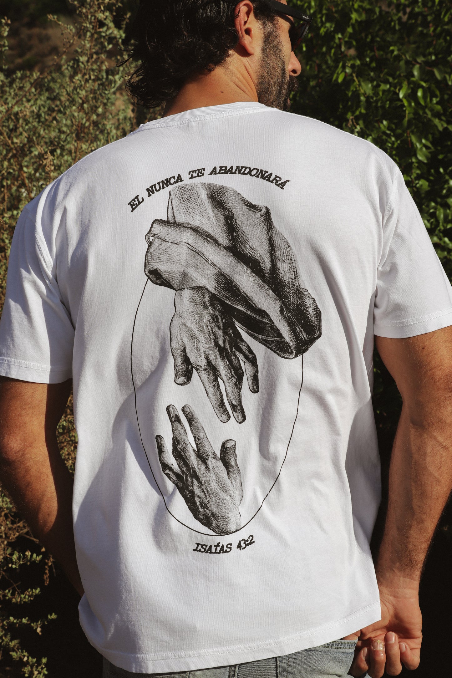 Soberano-es: Camisetas Cristianas: El Nunca Te Abandonará Camiseta en blanco con la mano de Dios rescatando de ahogarse - Isaías 43:2