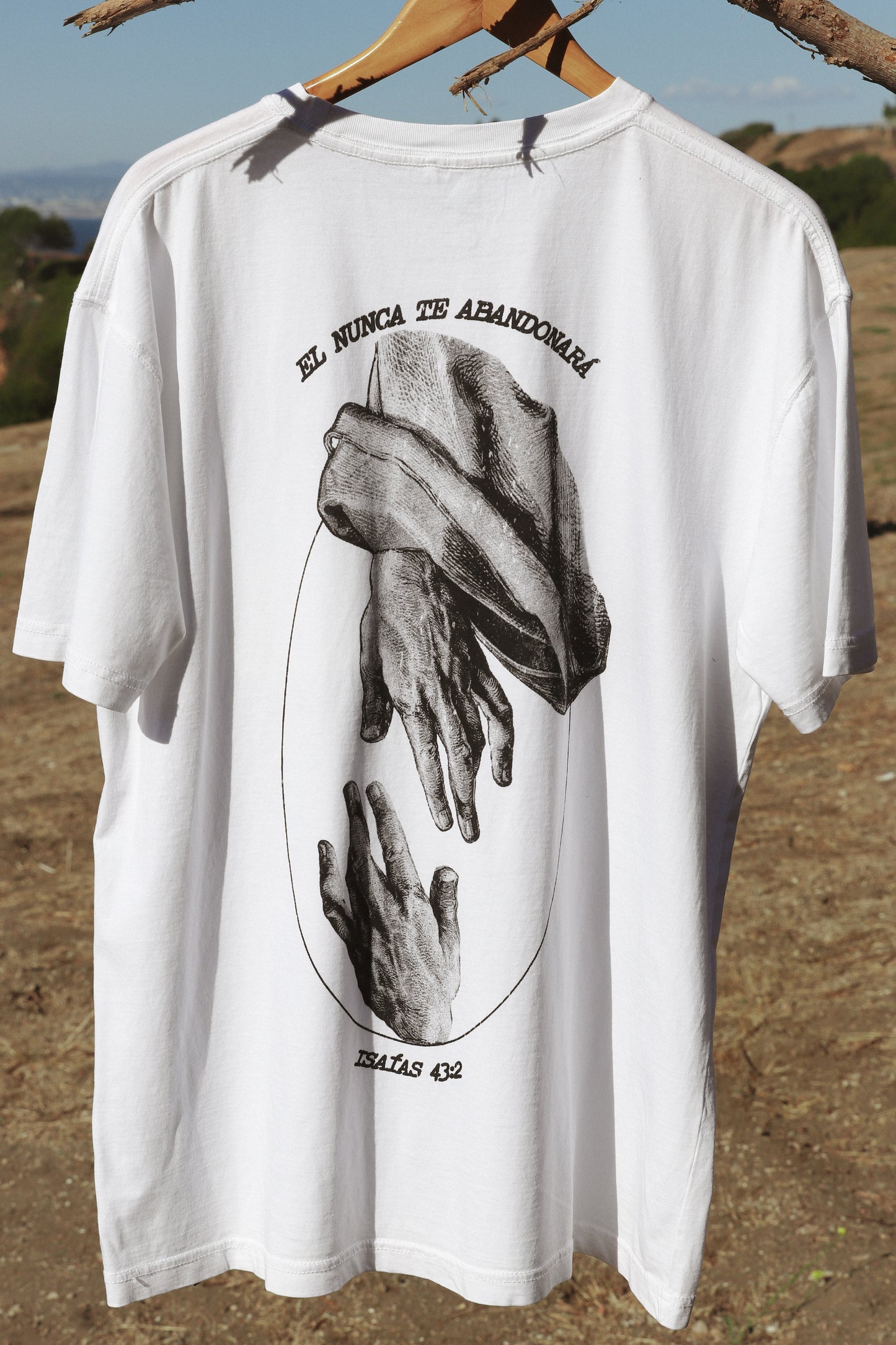 Soberano-es: Camisetas Cristianas: El Nunca Te Abandonará Camiseta en blanco con la mano de Dios rescatando de ahogarse - Isaías 43:2