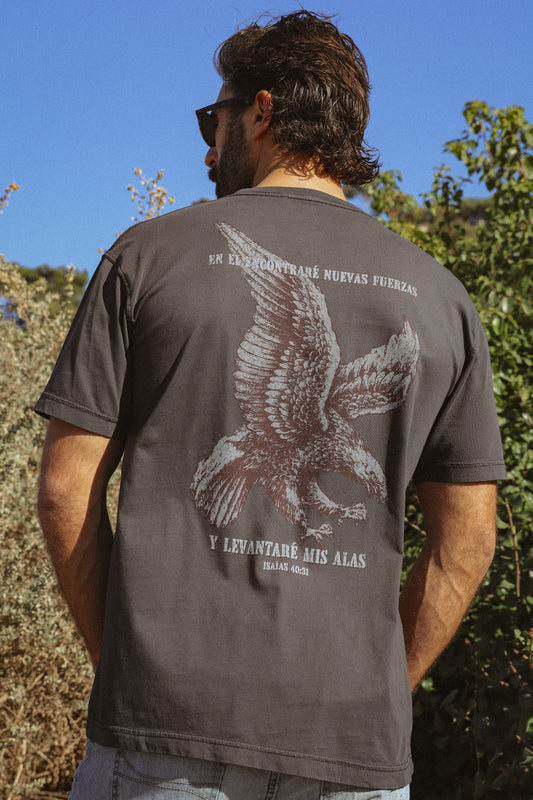 Soberano-es: Camisetas Cristianas: Levantaré Mis Alas Camiseta en Negro Deslavado (vintage) con un diseño en la espalda que muestra un águila volando - Isaías 40:31